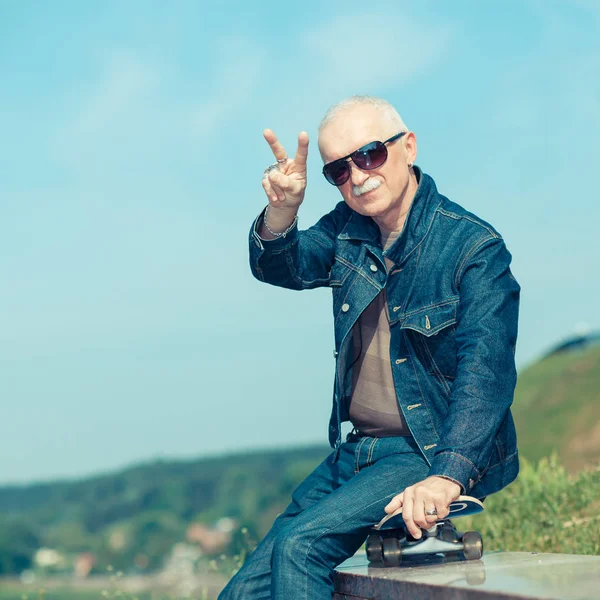 Başparmak gösterilmesini mutlu yaşlı adam — Stok fotoğraf