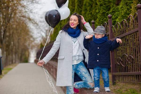 Porträt des modischen Jungen und seiner wunderschönen Mutter — Stockfoto