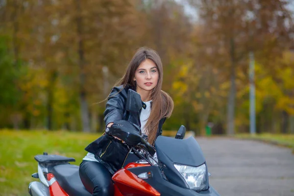 Retrato de una hermosa chica hipster en una motocicleta deportiva — Foto de Stock