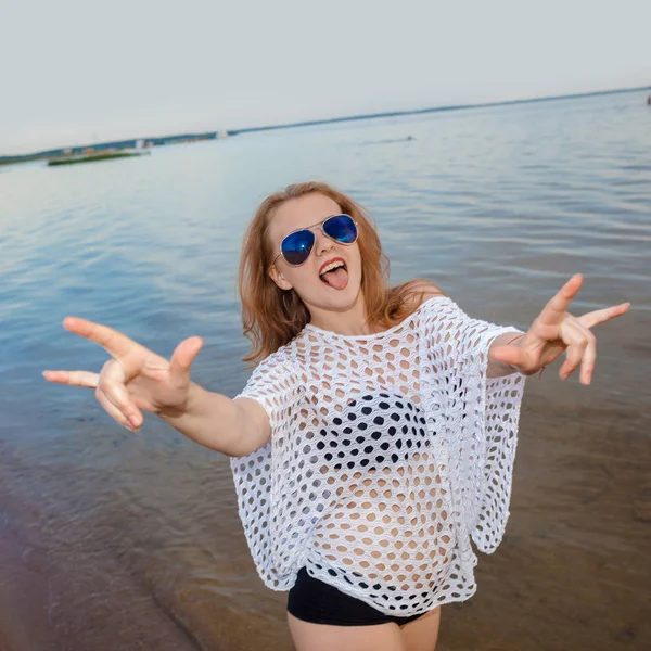 Mulher livre desfrutando de liberdade sentindo-se feliz . — Fotografia de Stock