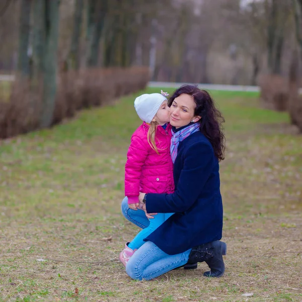 Belle jeune mère avec son bébé — Photo