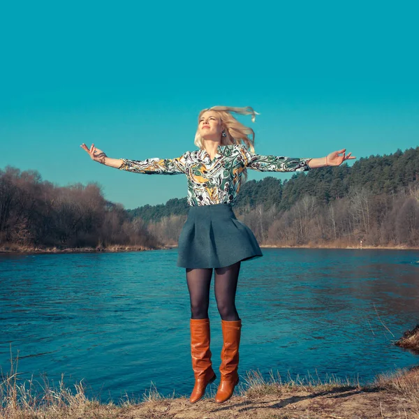 Jeune femme heureuse sautant par-dessus le ciel bleu — Photo