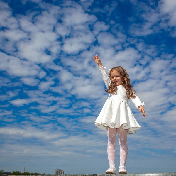 Klein meisje in de wolken — Stockfoto