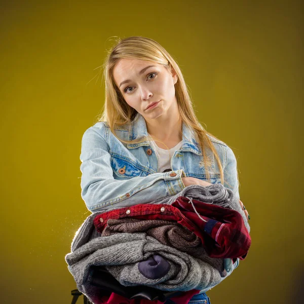 Winkelen meisje denken wat te dragen — Stockfoto