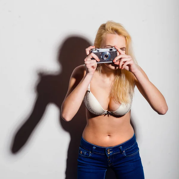 Хипстерская девушка с винтажной камерой — стоковое фото
