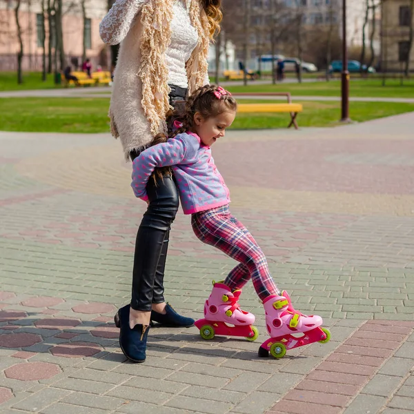 Maman et fille roulent sur des patins à roulettes — Photo