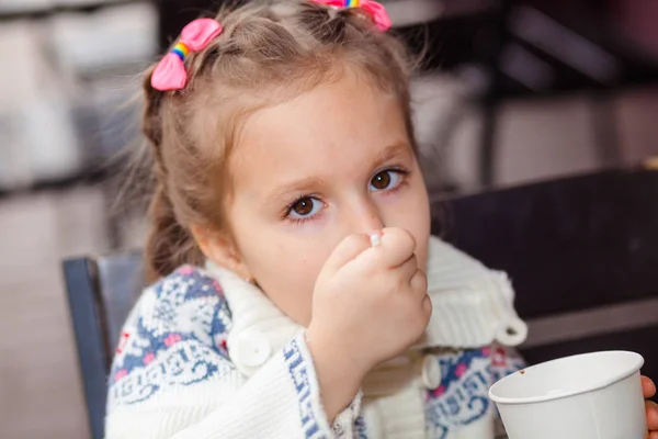 アイスクリームを食べる少女 — ストック写真