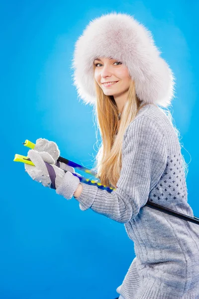 Portrét pozitivní ženy s lyžemi — Stock fotografie