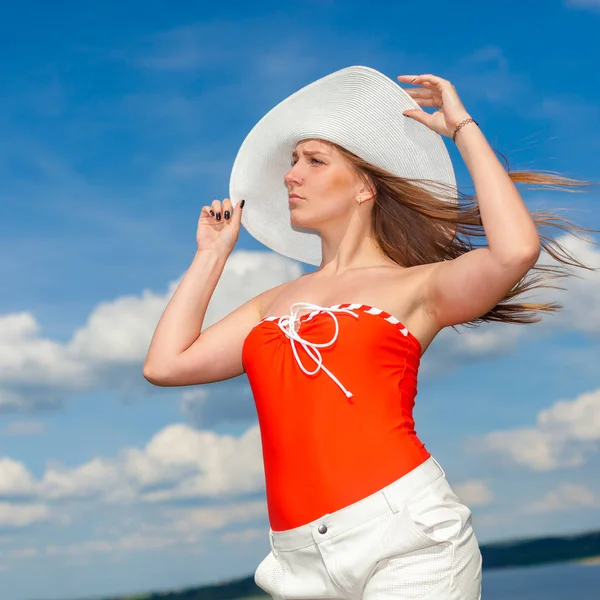 Vacker flicka på bakgrunden av landskap och moln. — Stockfoto