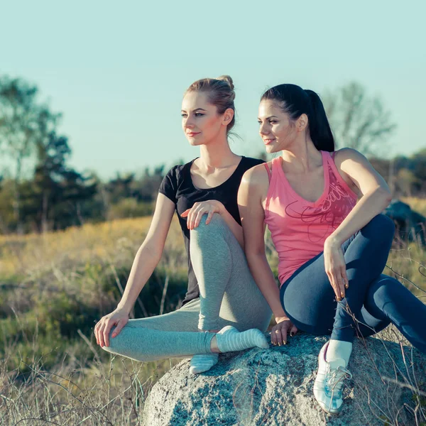 Meninas românticas fazendo fitness ao ar livre — Fotografia de Stock
