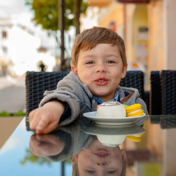 Mały chłopiec jedzący ciasto — Zdjęcie stockowe