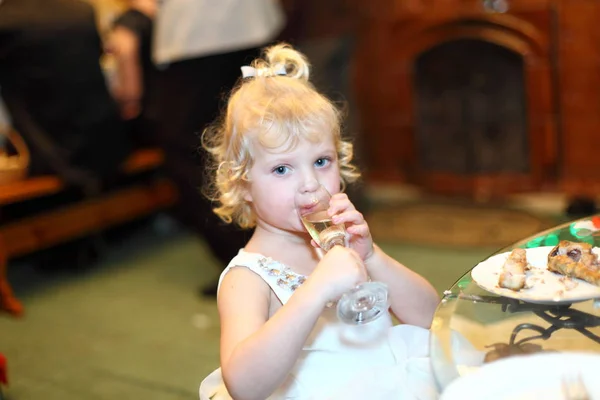 Malá dívka blondýna dítě jí s chutí — Stock fotografie