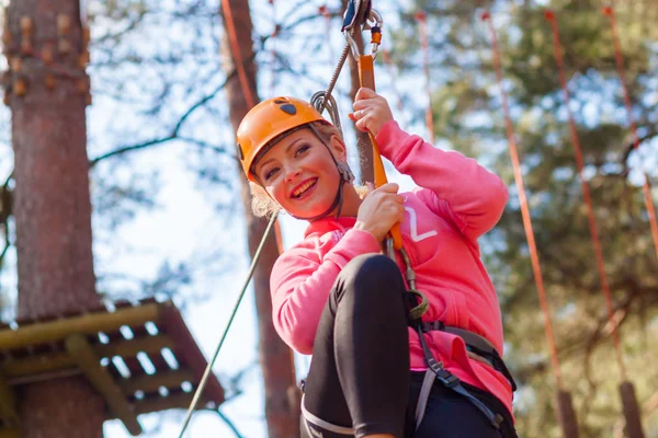 Menina atraente alegre em uma roupa especial envolvida em escalada — Fotografia de Stock