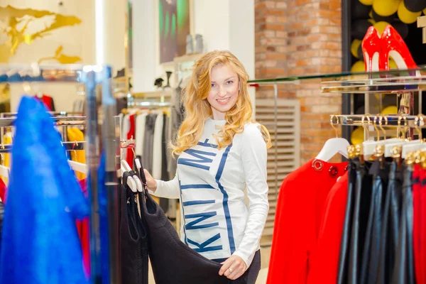 Chica en boutique de moda — Foto de Stock