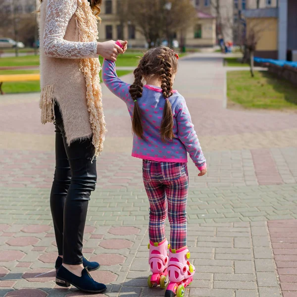 Mamá y su hija montan en patines —  Fotos de Stock