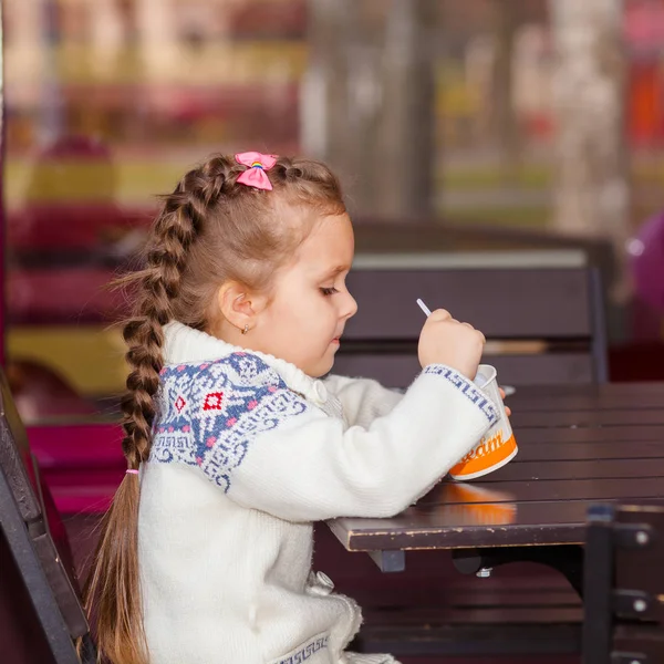 Egy kislány jégkrémet eszik. — Stock Fotó
