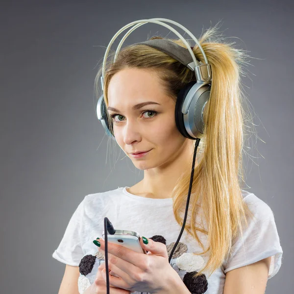 Mädchen mit Kopfhörern hört Musik — Stockfoto