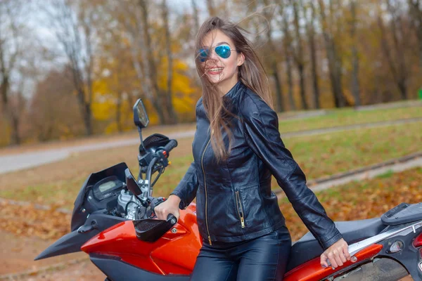 Portrait d'une belle fille hipster sur une moto de sport — Photo