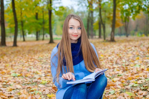 Romantic dreamy girl reading a book outdoors — Stock Photo, Image
