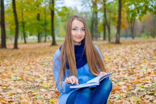 读一本书在户外的浪漫梦幻般的女孩 — 图库照片