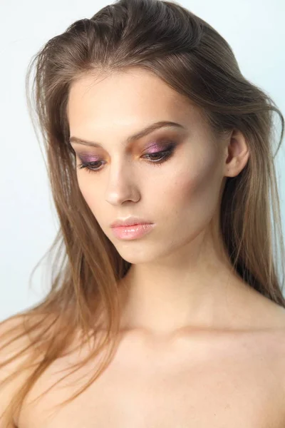 Närbild studio porträtt av unga vackra modell med professionell makeup — Stockfoto