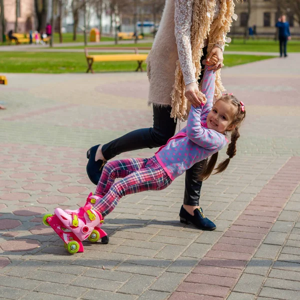 Maman et fille roulent sur des patins à roulettes — Photo