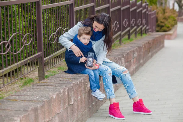 Ragazzino con sua madre — Foto Stock