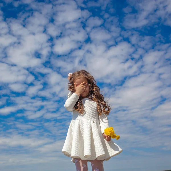 Pieni tyttö kävelee pilvien keskellä — kuvapankkivalokuva