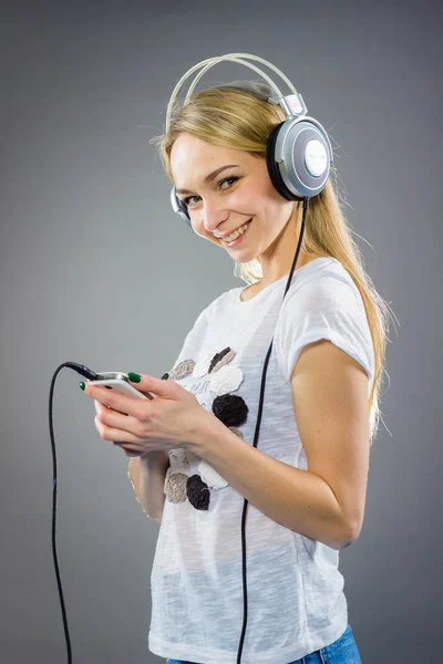 Chica positiva con auriculares — Foto de Stock