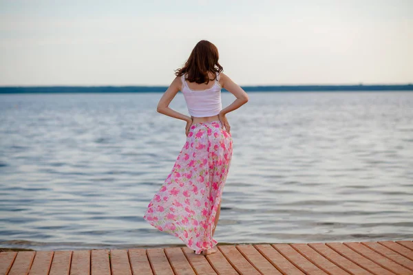 Vacker flicka på stranden ensam. — Stockfoto