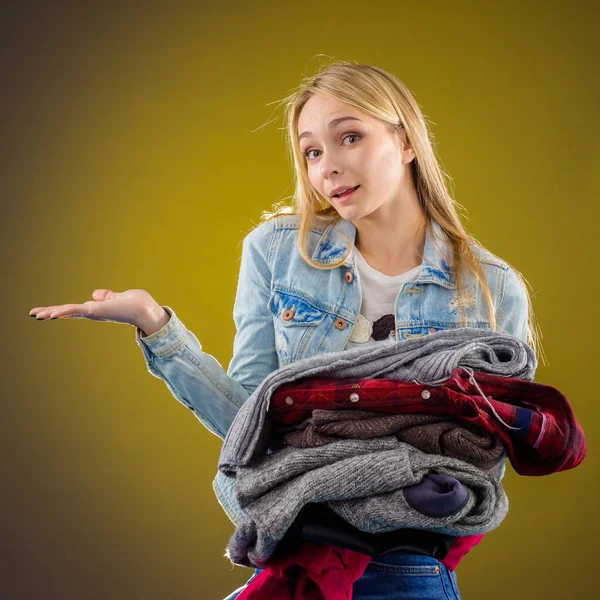 Shopping girl thinking what to wear — Stock Photo, Image