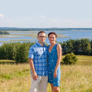 Mutlu çift el ele tutuşuyor.