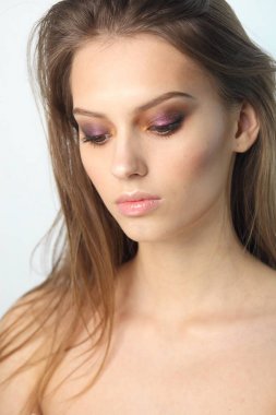 Portre stüdyo portre profesyonel makyaj ile genç güzel modeli
