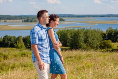 Mutlu çift el ele tutuşuyor.