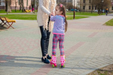 Anne ve kızı tekerlekli paten üzerinde binmek
