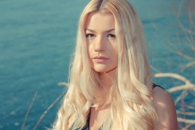 Sivilce ile üzgün kız