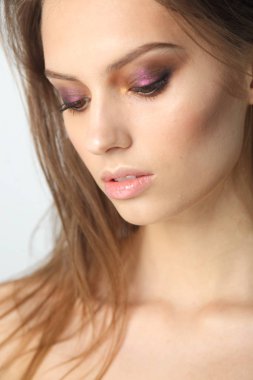 Portre stüdyo portre profesyonel makyaj ile genç güzel modeli
