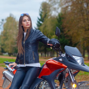 Bir spor motosiklet üzerinde bir güzel hippi kız portresi