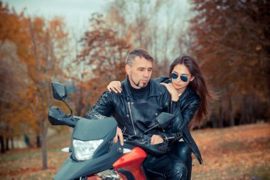 Bir motosiklet batımında güzel çiftle