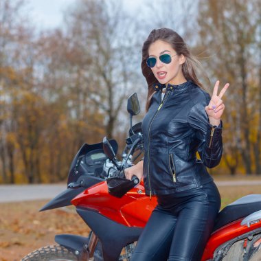 Bir spor motosiklet üzerinde bir güzel hippi kız portresi