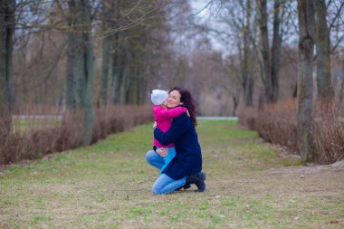 güzel genç annenin bebeği ile