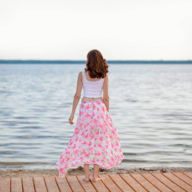 güzel bir kız sahilde yalnız.