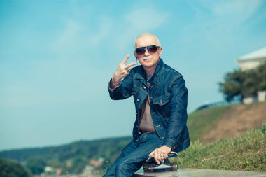 başparmak gösterilmesini mutlu yaşlı adam