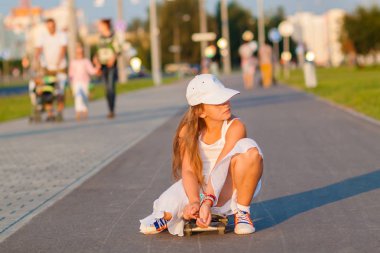 genç kız akşam sokakta kaykay tesisi