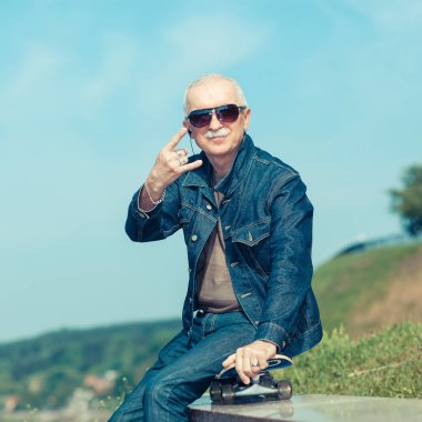 başparmak gösterilmesini mutlu yaşlı adam