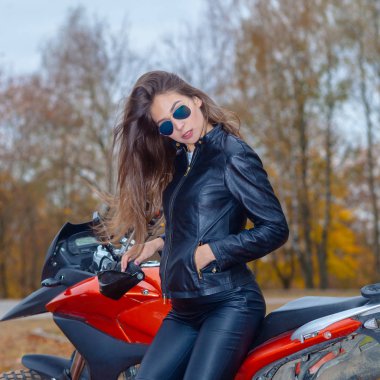 Bir spor motosiklet üzerinde bir güzel hippi kız portresi