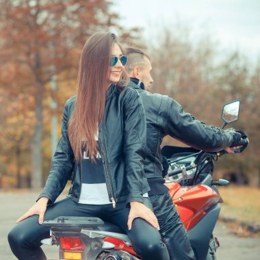 Bir motosiklet batımında güzel çiftle