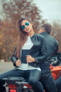 Bir motosiklet batımında güzel çiftle