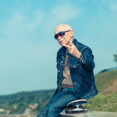 başparmak gösterilmesini mutlu yaşlı adam