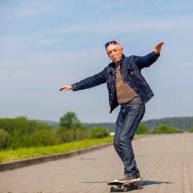 enerjik komuta sizde bir kaykay sürme keyfi